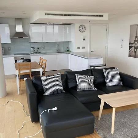 Stunning 3-Bed 3-Bath Apartment In Southampton Exterior foto