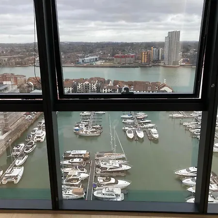 Stunning 3-Bed 3-Bath Apartment In Southampton Exterior foto