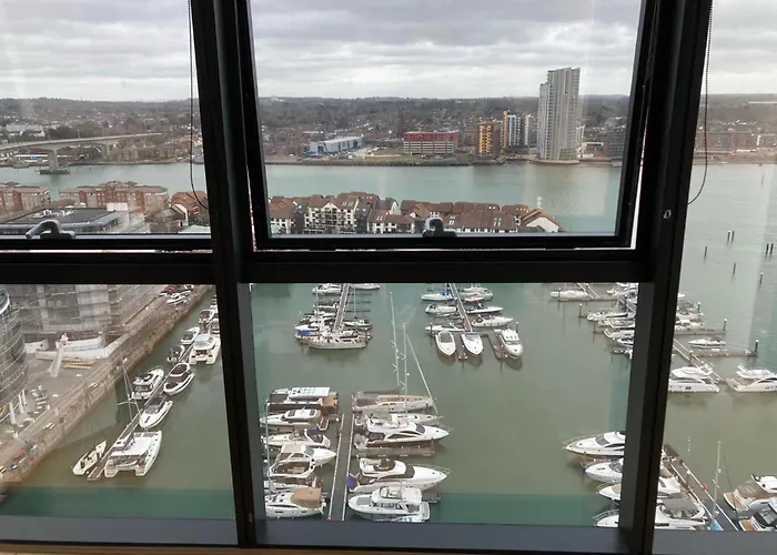 Stunning 3-Bed 3-Bath Apartment In Southampton