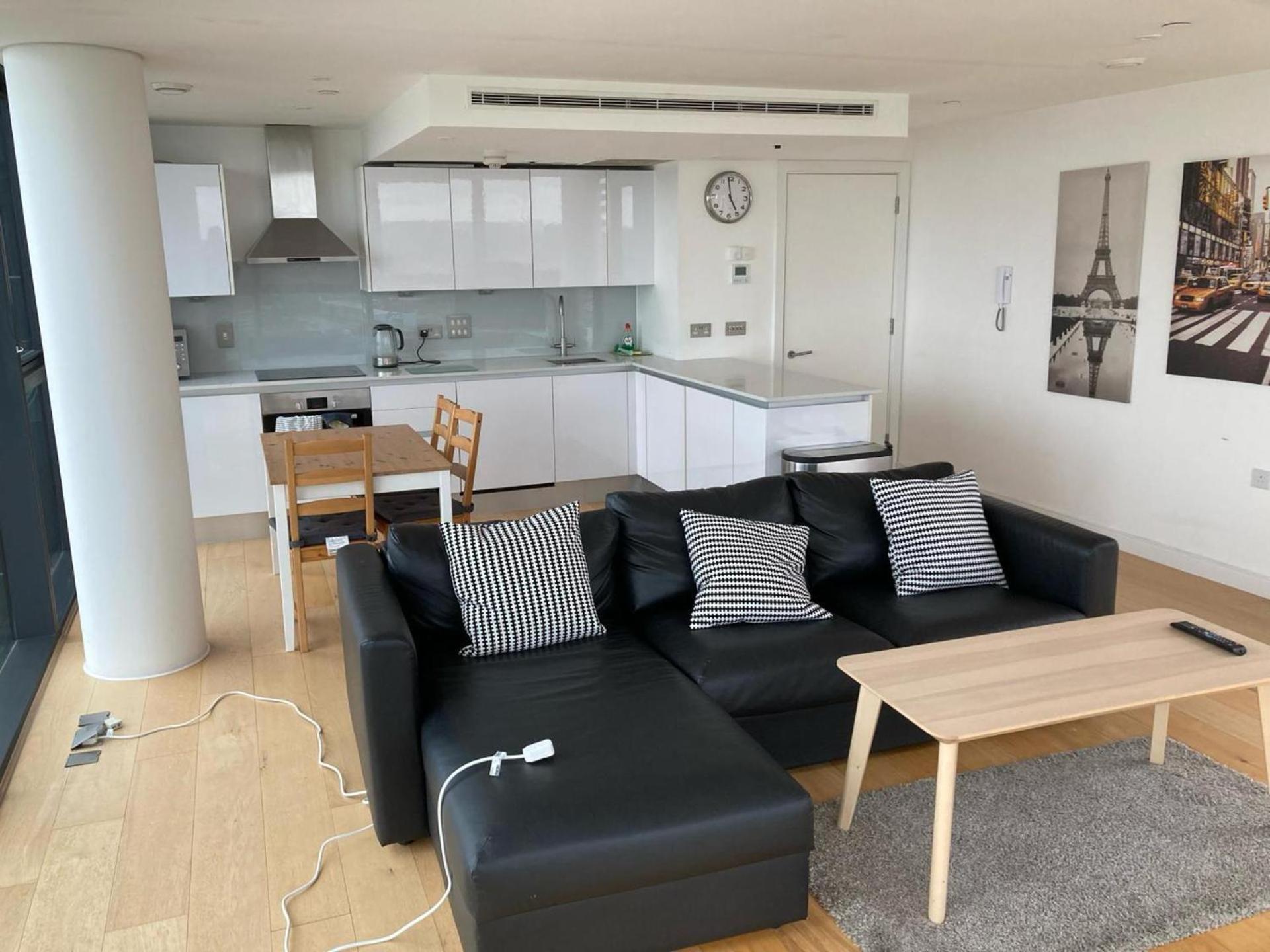 Apartment Stunning 3-bed 3-bath In