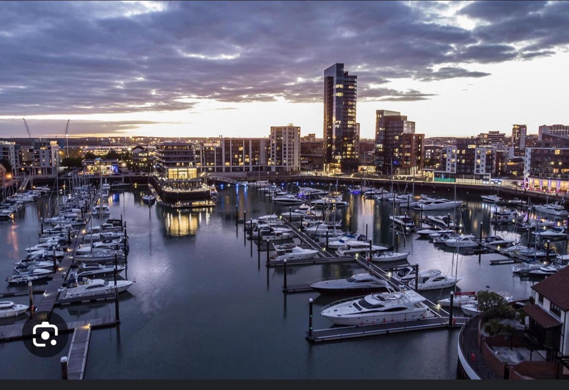 Stunning 3-bed 3-bath In Apartment Southampton
