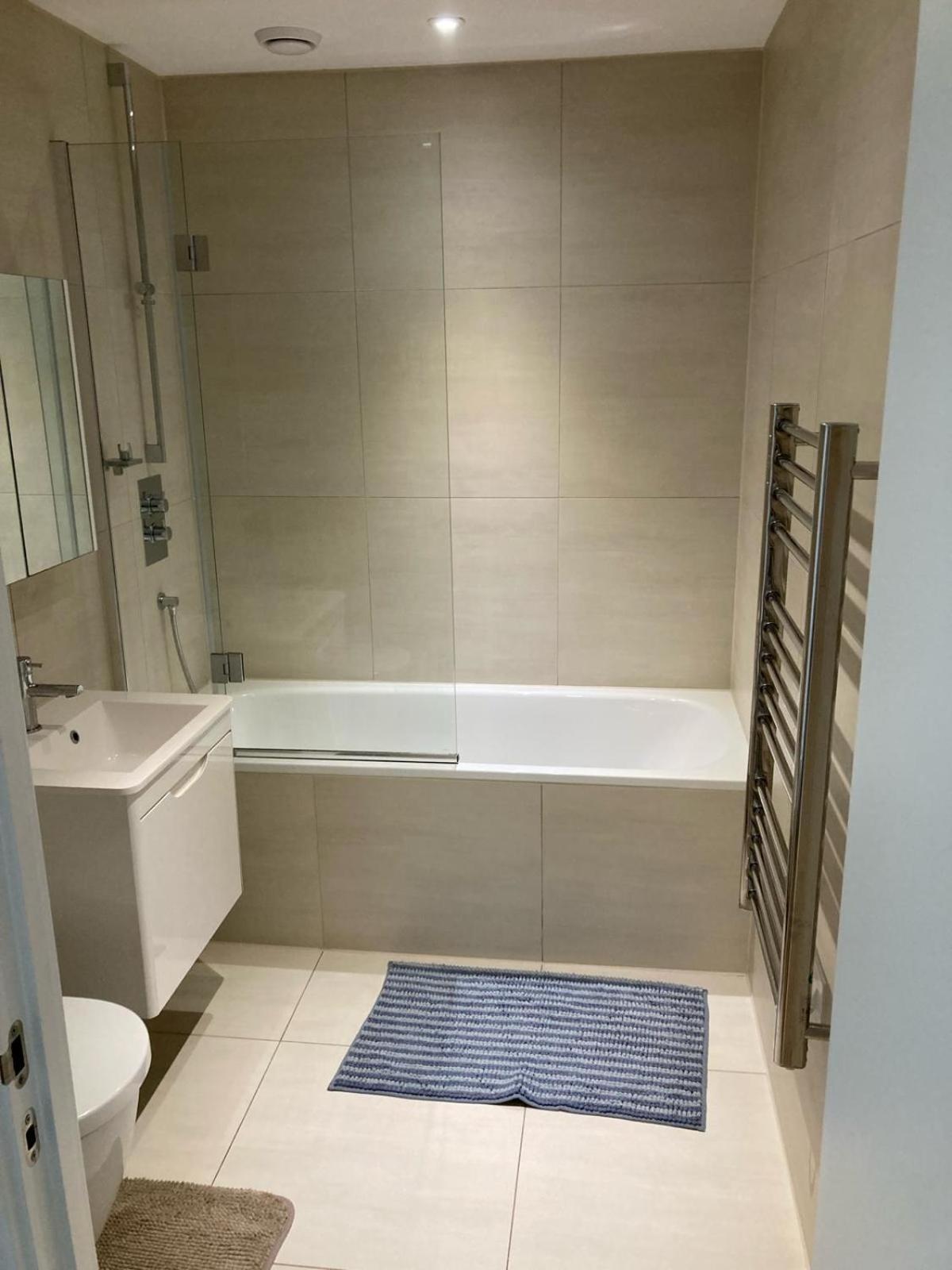 Stunning 3-bed 3-bath In Apartment