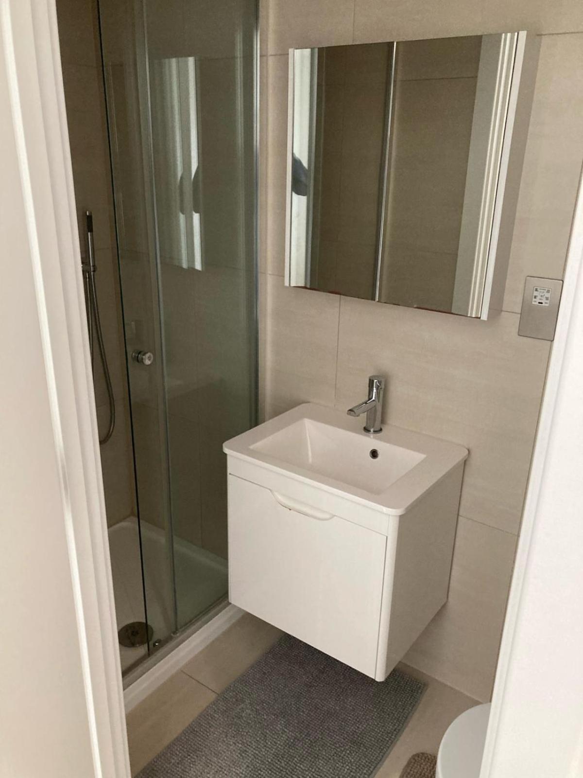 Stunning 3-bed 3-bath In Apartment Southampton